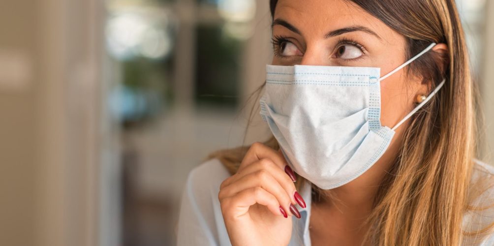 كيفية استعمال الكمامة وكيفية التخلص منها.. توصيات وزارة الصحة 