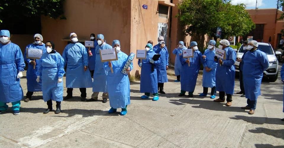 بعد تغلبهم على كورونا.. طاقم طبي في مراكش يودع متعافين جدد بالورود والهدايا