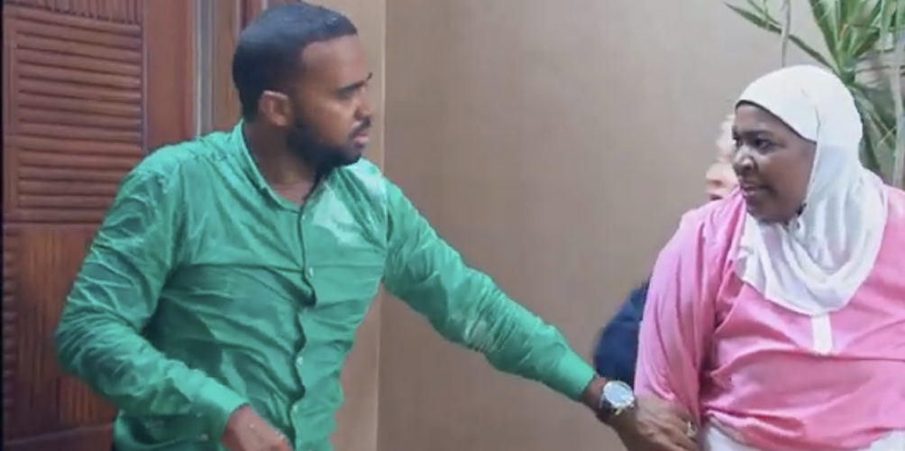 بعد وقوعه ضحية في &laquo;&nbsp;خلي بالك من فيفي&nbsp;&raquo;.. مغاربة يعبرون عن إعجابهم بأخلاق باسو (فيديو)