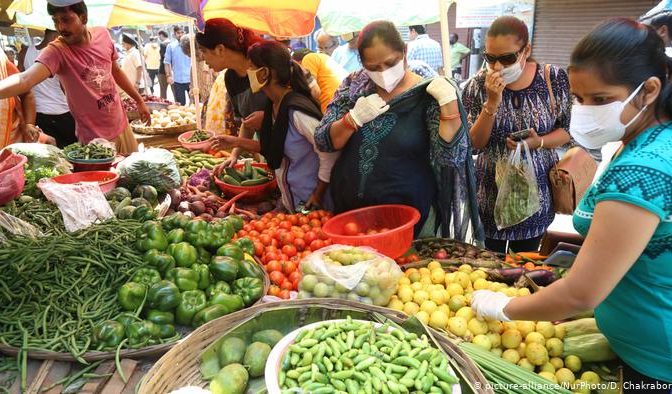 احتمال انتقال كورونا عبر المواد الغذائية.. منظمة الصحة العالمية توضح