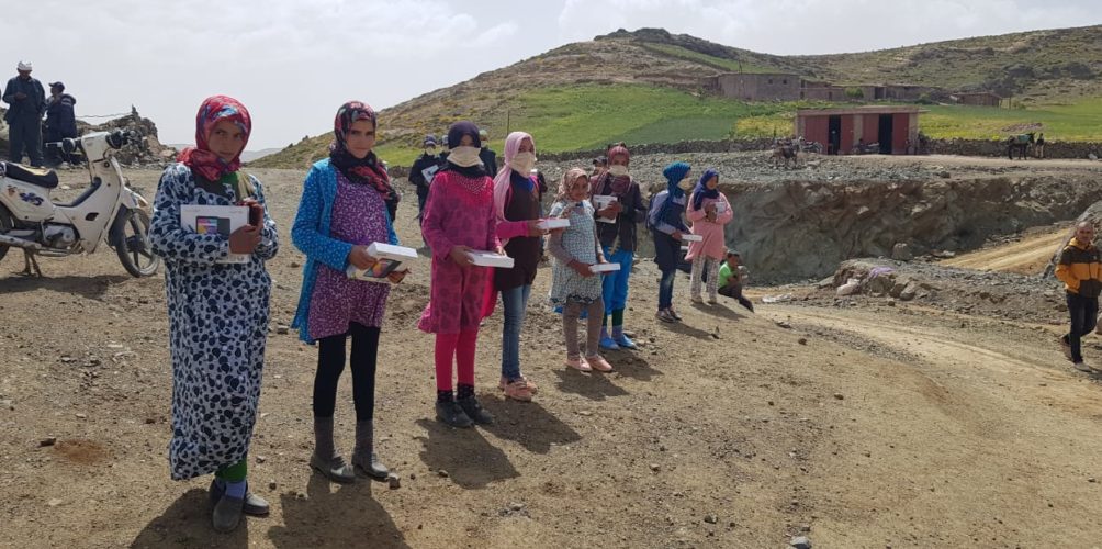 لفائدة التلاميذ.. توزيع أجهزة ومعدات تكنولوجية وتجهيزات تعليمية في مناطق نائية