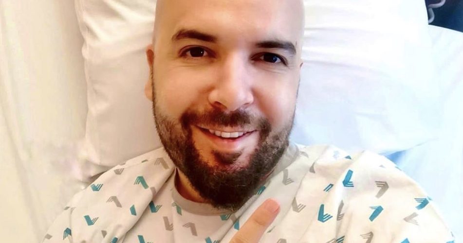 بعد خضوعه لعملية جراحية.. الدوزي يطمئن جمهوره (صورة)