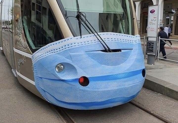 فكرة زوينة/ إرشاد للجميع/ توعية صحية.. مغاربة أعجبتهم فكرة ارتداء الطرام الكمامة في الرباط (صور)