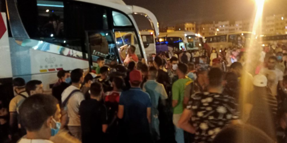 بعد قرار الحكومة &laquo;&nbsp;المفاجئ&nbsp;&raquo; بمنع التنقل من وإلى بعض المدن.. فوضى وازدحام في عدة مناطق (صور وفيديوهات)