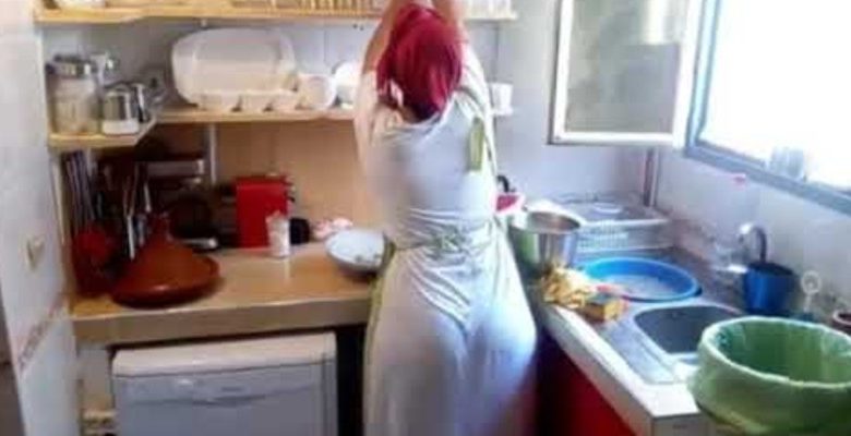 بسبب فيديوهات &laquo;&nbsp;روتيني اليومي&nbsp;&raquo;.. رجل يطعن مؤخرة زوجته 6 مرات