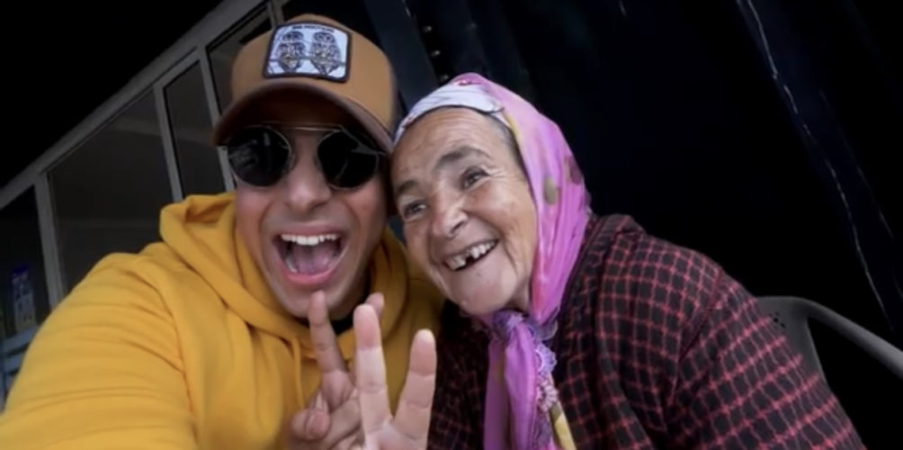 ظهرت مع طه إيسو في فيديو.. قصة بشرى التي أثرت في مغاربة (فيديو)