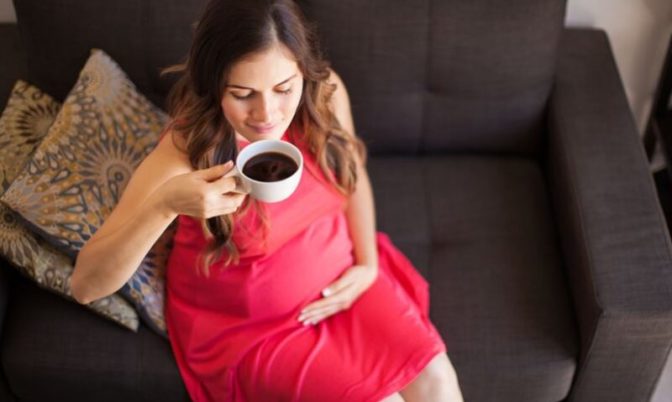 الراغبات في الحمل والحوامل.. خبراء ينصحونهن بتجنب شرب القهوة
