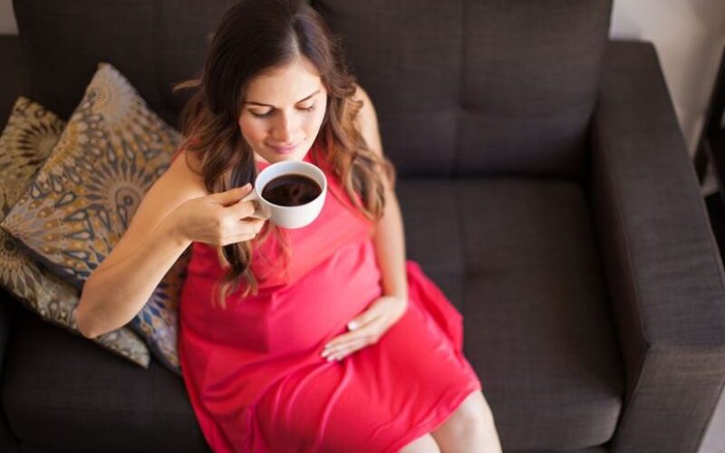 الراغبات في الحمل والحوامل.. خبراء ينصحونهن بتجنب شرب القهوة