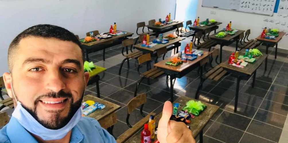 استقبلهم بطريقة استثنائية.. الأستاذ &laquo;&nbsp;ميكي ماوس&nbsp;&raquo; يزرع الفرحة في قلوب تلاميذه (صور)