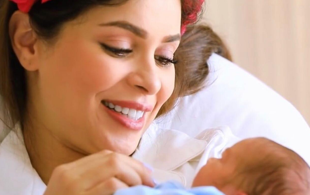 بعد شهرين على ولادة توأمها.. حبيركو تتحدث عن تجربتها مع الرضاعة الطبيعية (فيديو)