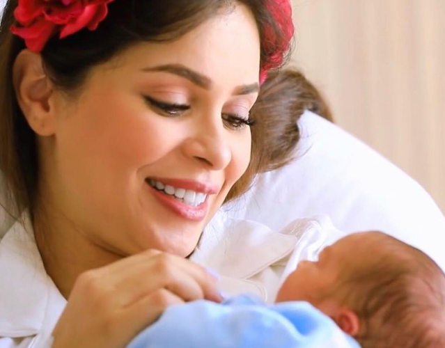 بعد شهرين على ولادة توأمها.. حبيركو تتحدث عن تجربتها مع الرضاعة الطبيعية (فيديو)