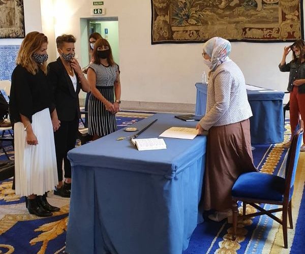 مسلمة ومحجبة.. إسبانية من أصل مغربي توثق زواج فتاتين مثليتين في مدريد (صور)