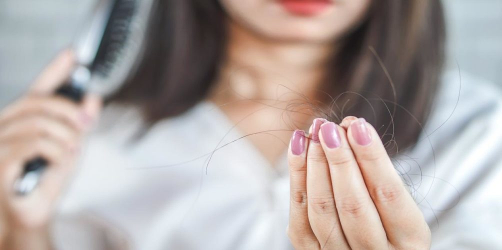بينها الأفوكادو.. أطعمة تحارب تساقط الشعر