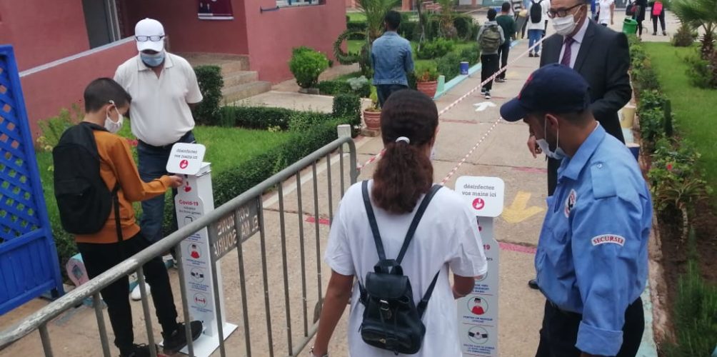 تعقيم وكمامات وتباعد.. أجواء الدخول المدرسي في زمن كورونا (صور)