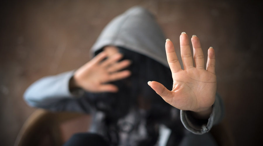 قرار &laquo;&nbsp;جريء&nbsp;&raquo;.. محكمة في الرباط تمنح البراءة لطالبة قتلت متحرشا بها!