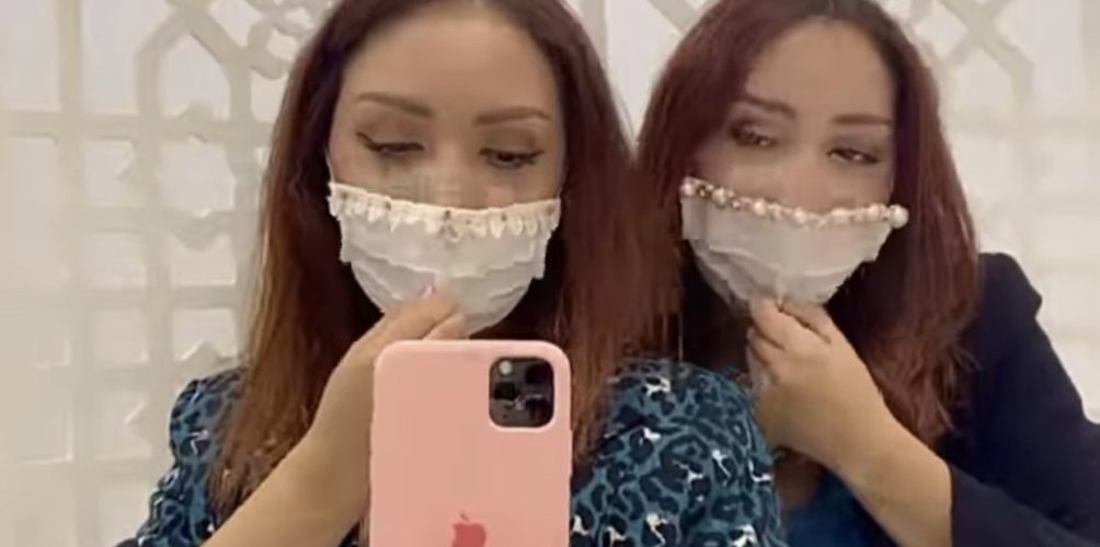 من تصميمهما.. صفاء وهناء تبيعان الكمامات (صور)