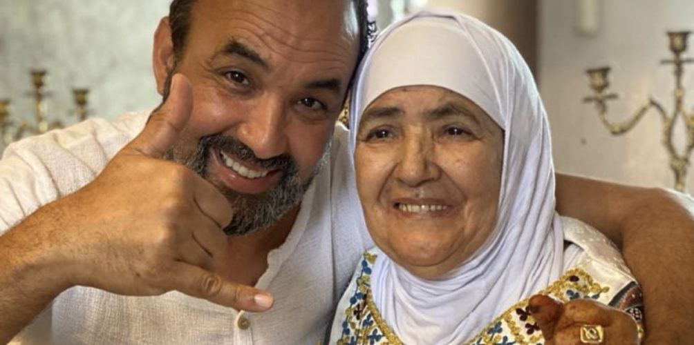 الوالي يطمئن جمهوره عن صحة والدته: أمي تتمشى بعد أن فقدت القدرة على الحركة… وشكرا على دعواتكم (صورة)