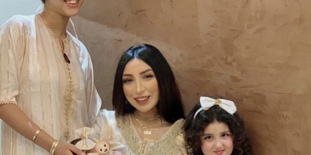 بإطلالة تقليدية رفقة ابنتيها.. دنيا بطمة تستعرض رشاقتها بعد الولادة (صور)