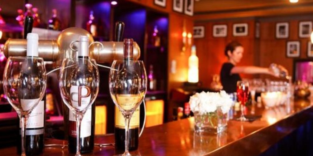 للسماح لهن بالعمل في حانات ومطاعم وفنادق في طنجة.. اشتراط &laquo;&nbsp;ورقة البوليس&nbsp;&raquo; على النساء وموافقة الزوج أو الولي