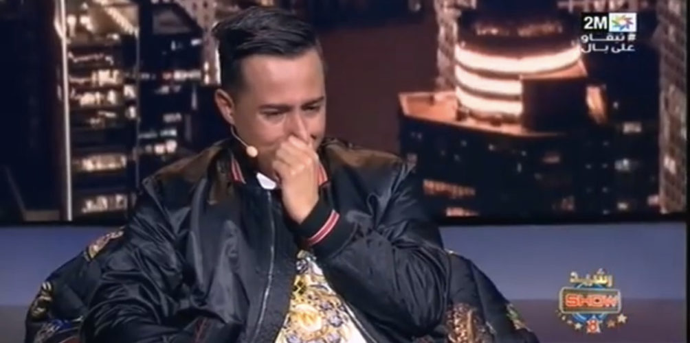 وهو يبكي ويجثو على ركبتيه.. أيمن السرحاني يوجه رسالة مؤثرة إلى والدته في &laquo;&nbsp;رشيد شو&nbsp;&raquo; (فيديو)