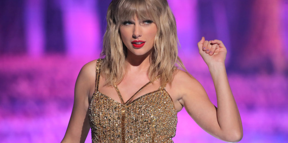 رقم قياسي.. تايلور سويفت تفوز بلقب فنانة العام للمرة السادسة