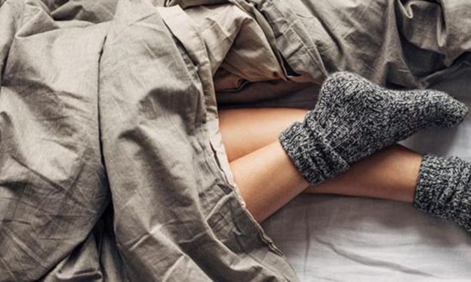 متى يكون ارتداء الجوارب خلال النوم في الشتاء مضرا بالصحة؟