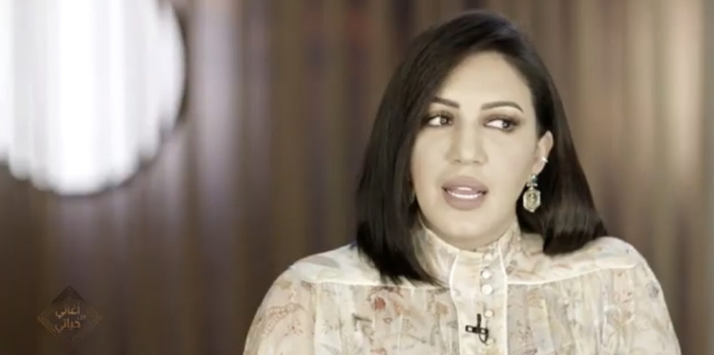 أسماء لمنور: الفن حرمني من عائلتي… وكلشي يهون بجلسة شاي مع الوالدة وابني (فيديو)