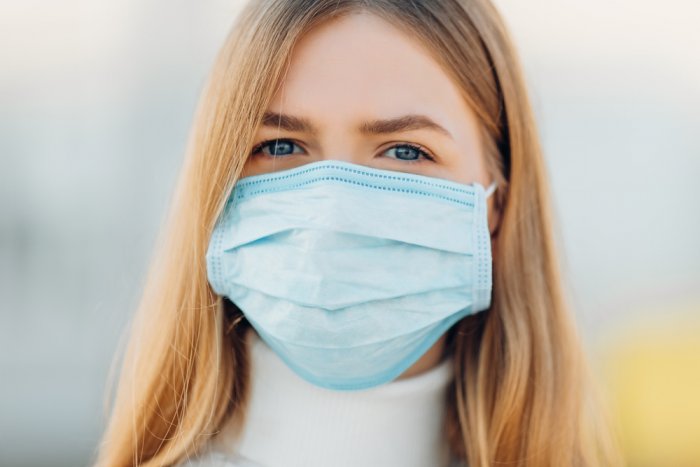 منظمة الصحة العالمية: اللقاحات تقلل من احتمالية انتقال الفيروس إلى شخص آخر… ويجب مواصلة ارتداء الكمامات الواقية