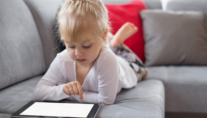 جلوس الأطفال طويلا أمام الشاشات.. باحثون يكتشفون خطرا جديدا