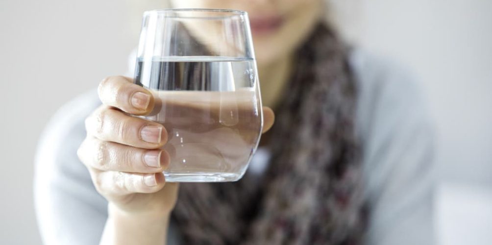 كم يحتاج الجسم من الماء بعد ساعات من الصوم؟ أخصائية تجيب