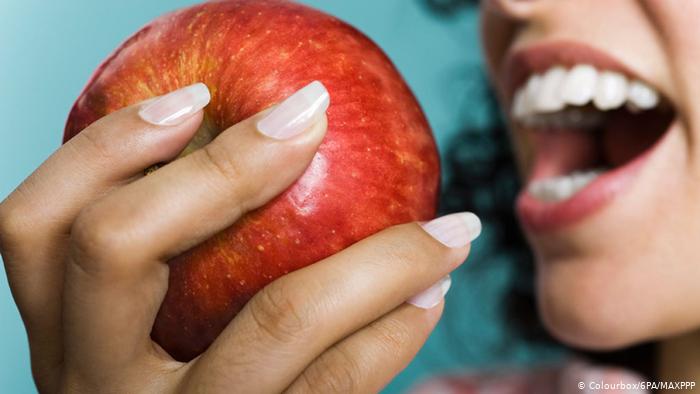 يقي من السرطان.. أخصائية تؤكد على أهمية تناول التفاح