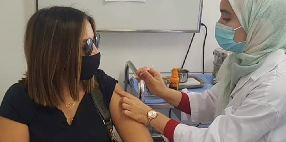 لأنها تعاني من مرض مزمن.. فاطمة الزهراء العروسي تتلقى الجرعة الأولى من لقاح كورونا