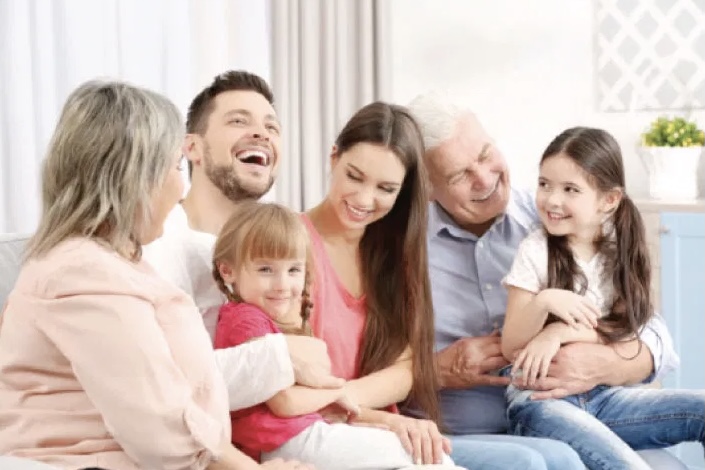 دراسة: اعتناء النساء بالأحفاد يقلل من متوسط أعمارهن