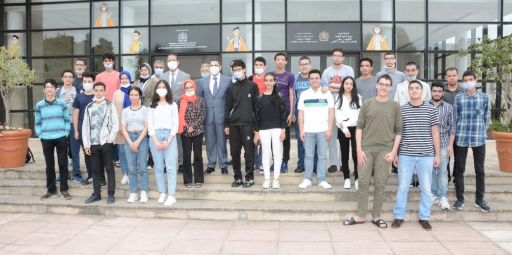 شرفوا بلادهم.. أمزازي يستقبل التلميذات والتلاميذ الذين حققوا إنجازات متميزة في مسابقات دولية للرياضيات