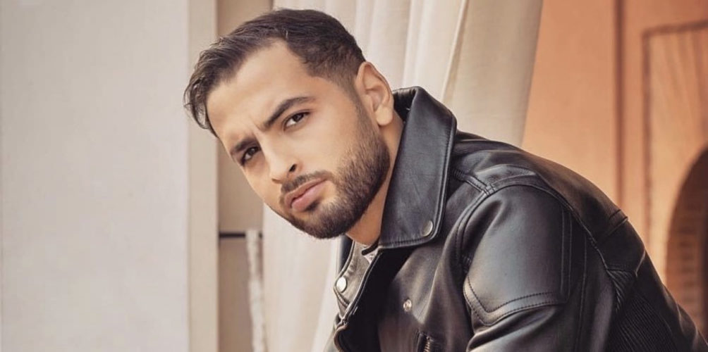 تكريما لروح ضحايا كليبه الغنائي رفقة البيغ.. أمينوكس يحضر عملا فنيا