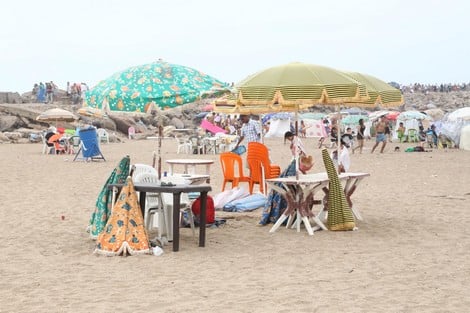 يستغلون الملك العمومي.. حملة على مواقع التواصل الاجتماعي ضد أصحاب « الباراسولات » في الشواطئ