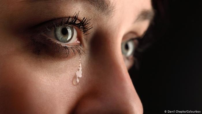بينها تخفيف الألم ومنع الالتهابات.. أعراض صحية مفيدة للبكاء