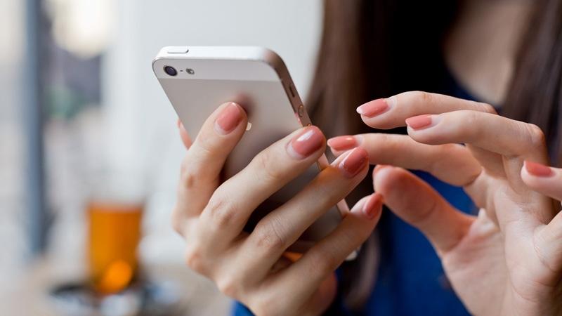 بحث يحذر: استخدام الهاتف المحمول لمدة لا تقل عن 17 دقيقة يوميا يزيد من خطر الإصابة بالأورام