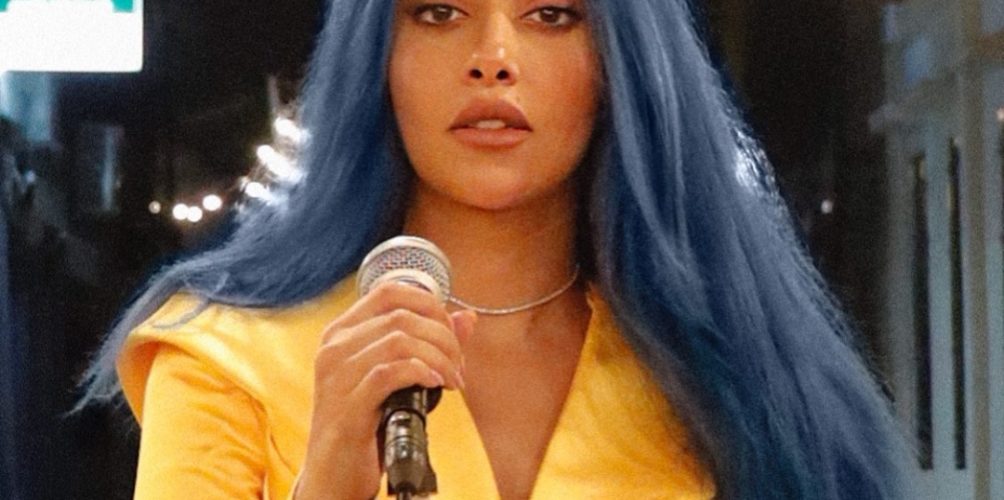 &laquo;&nbsp;بشعرها الأزرق.. الفنانة بلقيس تستطلع رأي جمهورها في كليب &laquo;&nbsp;جبار