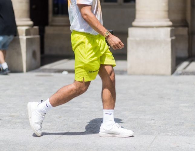 باعتباره « خادشا للحياء ».. ارتداء « الشورت » في السعودية يعاقب عليه القانون