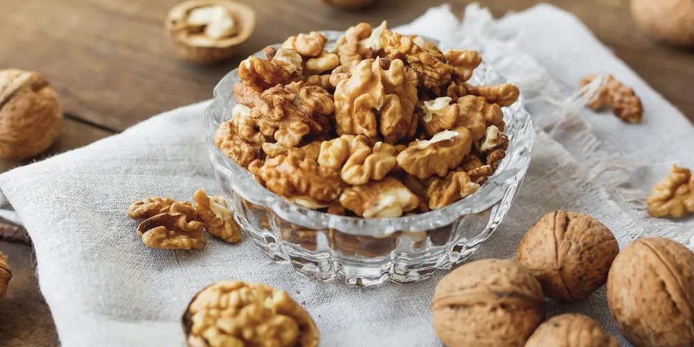 يحمي من الموت ويطيل عمر كبار السن.. فوائد صحية متعددة للجوز