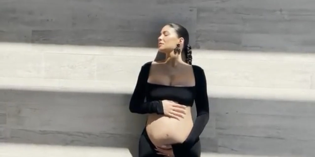 عبر فيديو تجاوز 128 مليون مشاهدة.. كايلي جينر أصغر مليارديرة في العالم تعلن انتظارها طفلها الثاني