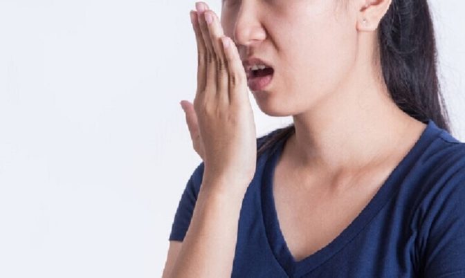 قد تكون دليلا على مشكلة صحية خطيرة.. أسباب رائحة الفم الكريهة