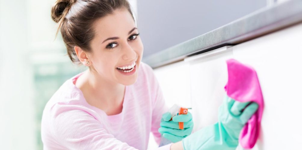 بينها الطهي وترتيب المنزل.. أعمال منزلية قد تقي من الزهايمر