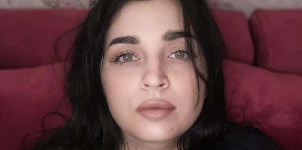 فرح الفاسي معلقة على تطبيق « ألو ماي ستار »: دويو معايا غي فالزنقة بلا فلوس