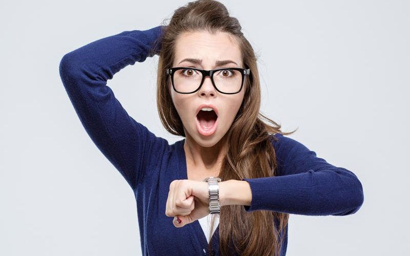 لماذا يتأخر بعض الأشخاص عن مواعيدهم؟.. خبيرة تكشف الأسباب والحلول