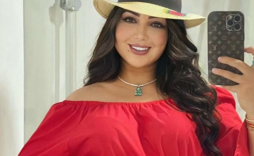 بقبعات مميزة.. دنيا بطمة تنسق إطلالاتها الصيفية (صور)