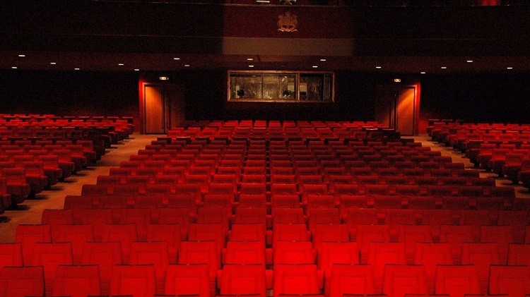 بعد تخفيف الإجراءات.. المسارح تفتح أبوابها