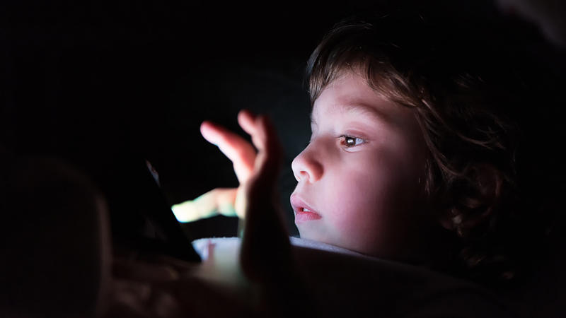 بسبب استخدام الهواتف الذكية.. الأطفال ينامون أقل وبشكل رديء
