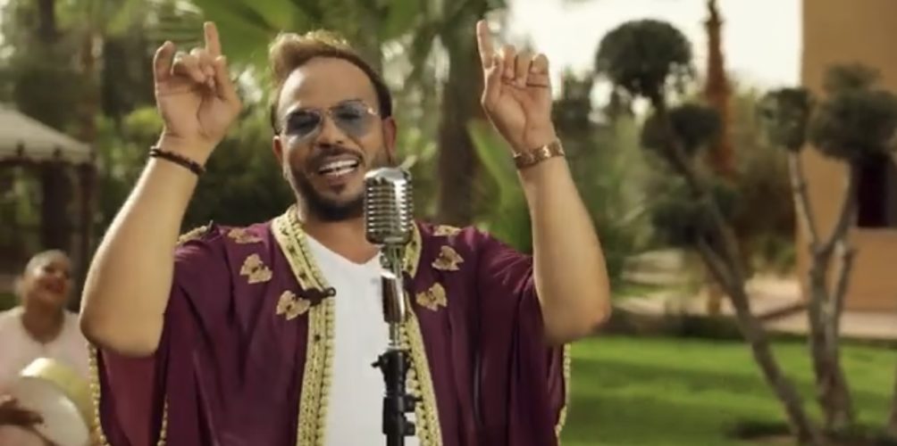 من المكياج للغنا.. جواد قنانة يدخل عالم الغناء بـ »حياتي هادي » (فيديو)